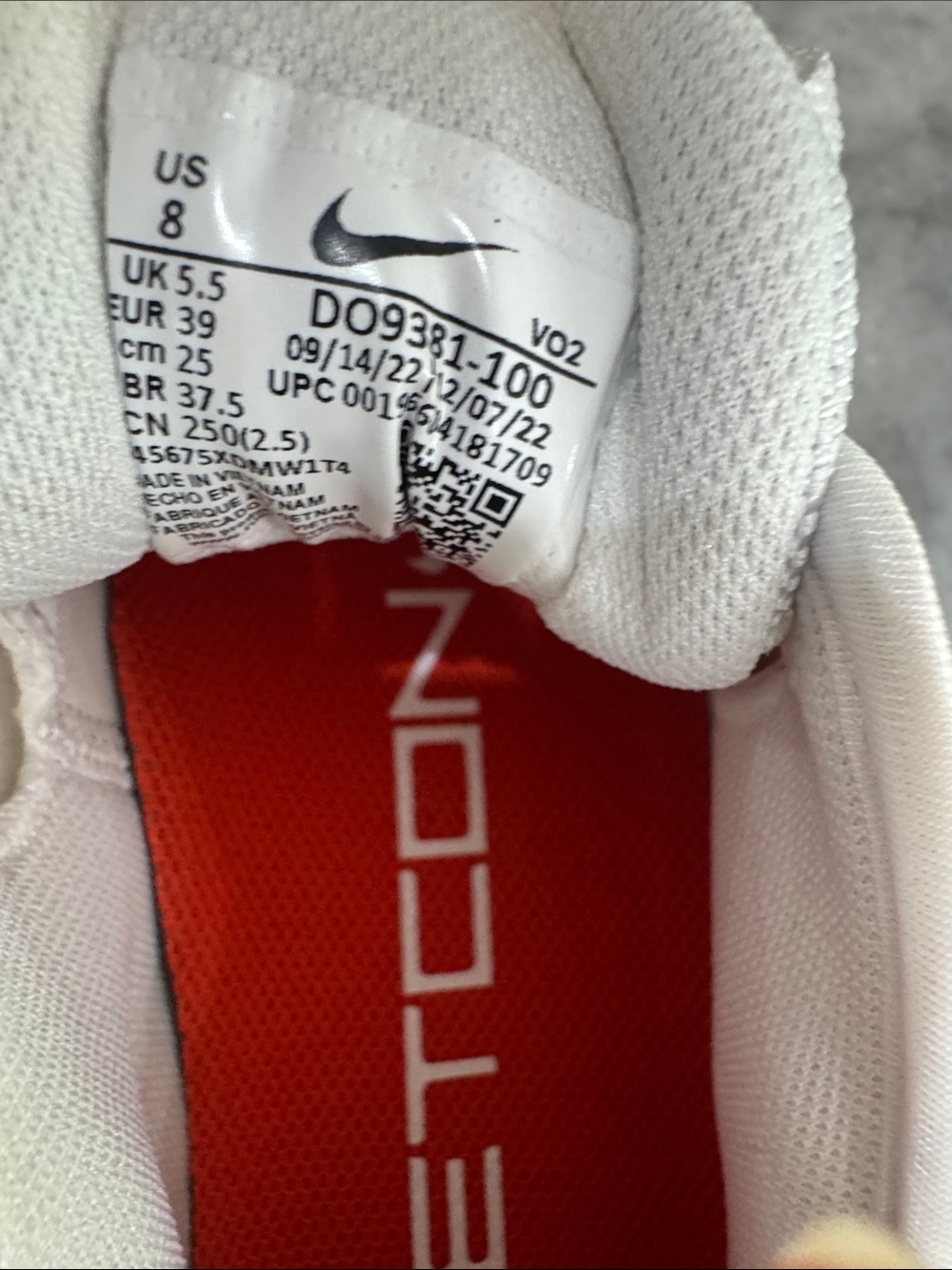 Nike Women’s Metcon’s White/Black/Red Low-Top Athletic Sneakers - Picture 6 of 6